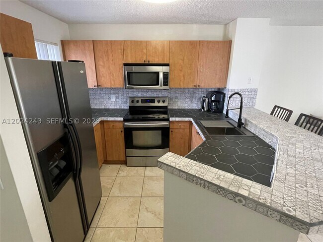 Foto del edificio - 8750 N Sherman Cir
