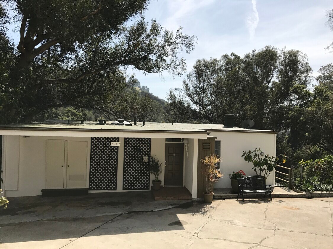 Entrance/Parking - 2607 Laurel Canyon Blvd