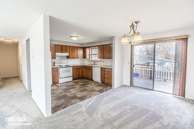 Building Photo - 403 E Dalke Ave