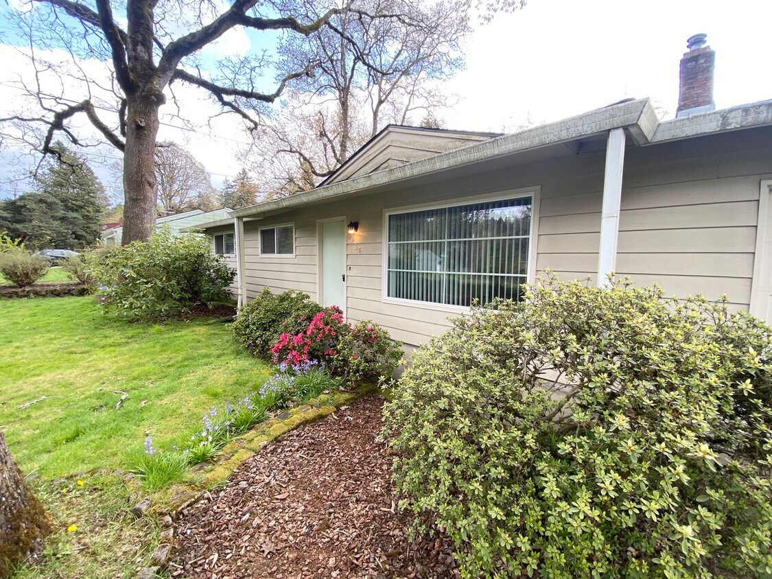 Foto principal - Price reduced! Nicely updated kitchen in t...
