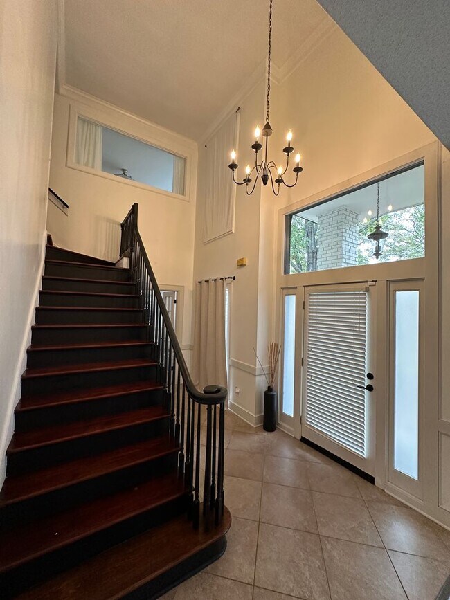 Foto del edificio - Charming 4 BR/ 2.5 BA in the heart of Coll...