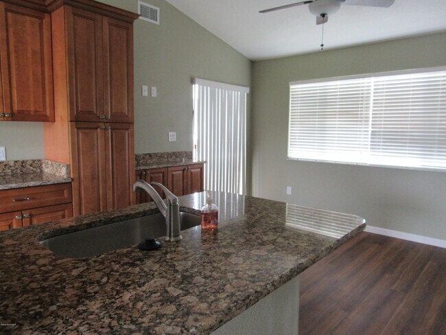 Foto del edificio - 526 Beach Park Ln