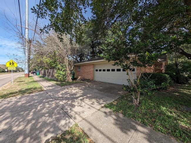 Foto del edificio - 5478 Birdwood Rd