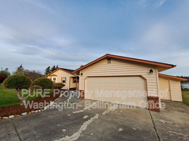 Building Photo - 425 E Hazelwood Dr
