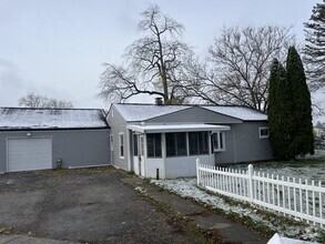 Building Photo - 2027 Sweetbriar Ln