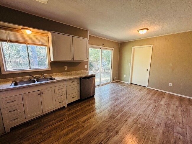 Building Photo - 130 E Woodcrest Dr