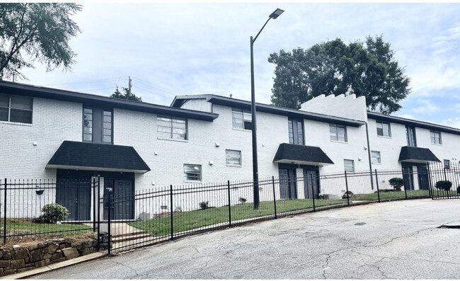 Exterior Building Classic Townhomes - 2400 Campbellton Rd SW