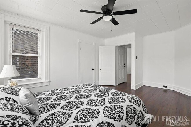 Building Photo - 416 Main St