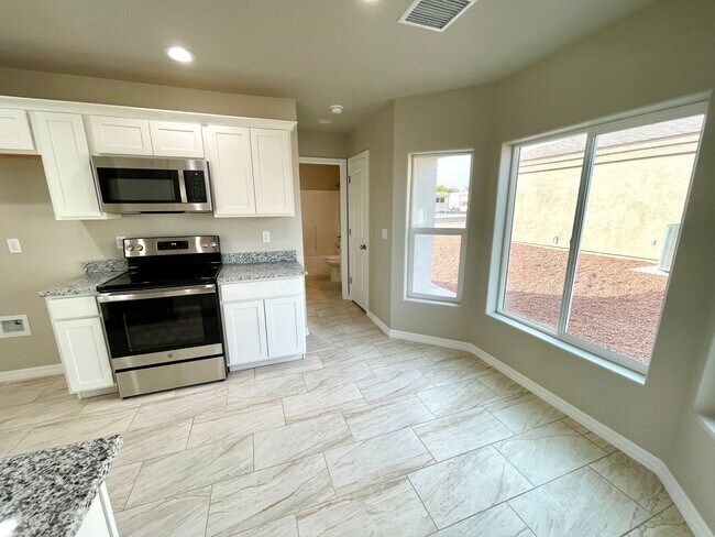 Foto del edificio - Cute home built in 2023 with garage and la...