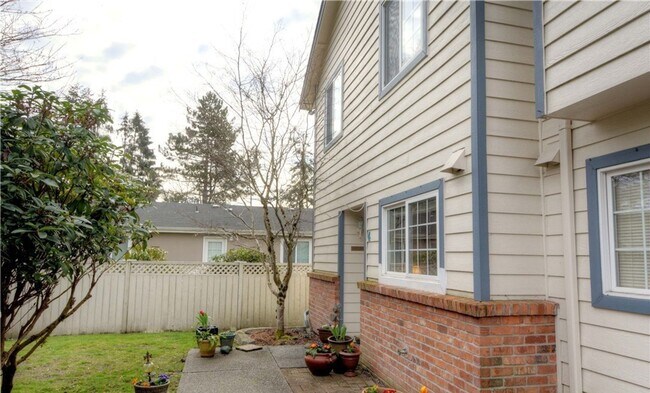Building Photo - 3 bed 1.5 bath townhome in the prime location of Bothell!!