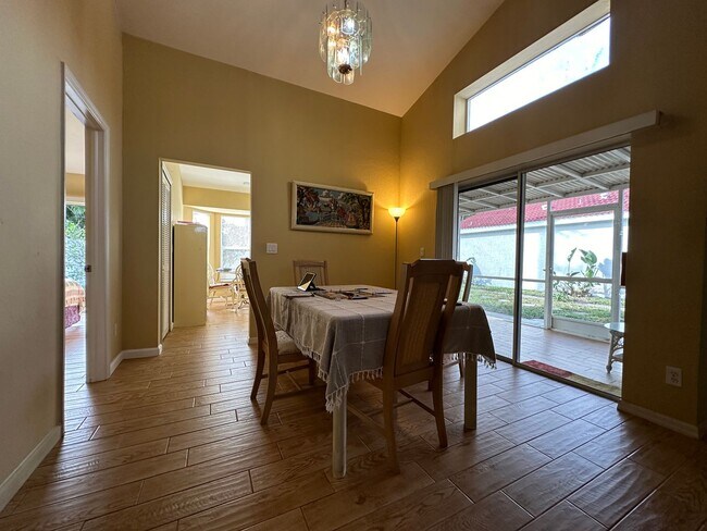 Foto del edificio - ANNUAL RENTAL - FURNISHED 2 BED / 2 BATH H...