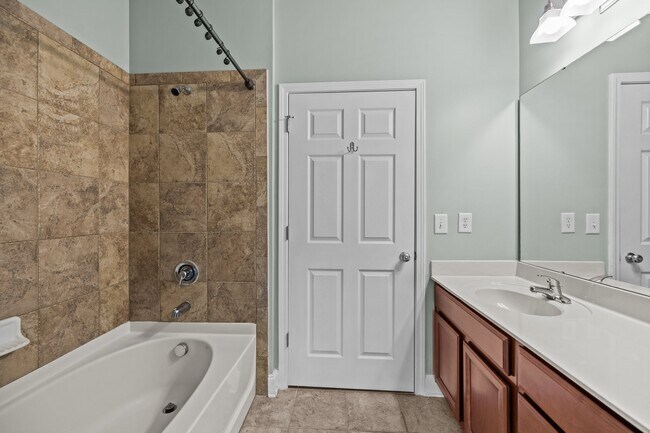 Photo - 1000 E Woodlawn Rd Townhome