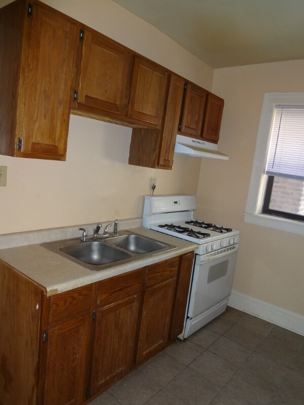 Building Photo - 8009 S Phillips Ave