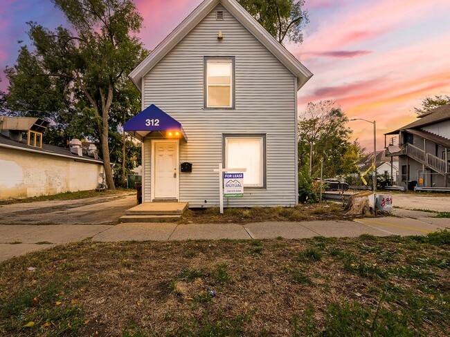 Beautifully Updated 4-Bedroom Home in the Heart of Ypsilanti - Beautifully Updated 4-Bedroom Home in the Heart of Ypsilanti