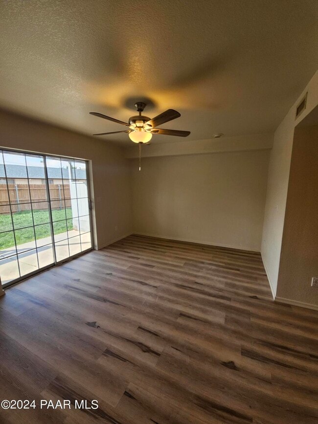 Building Photo - 3160 N Navajo Dr