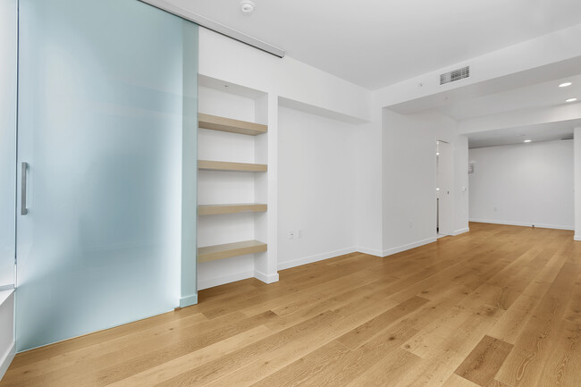 Building Photo - Nexus Condominium - 1 bedroom + den