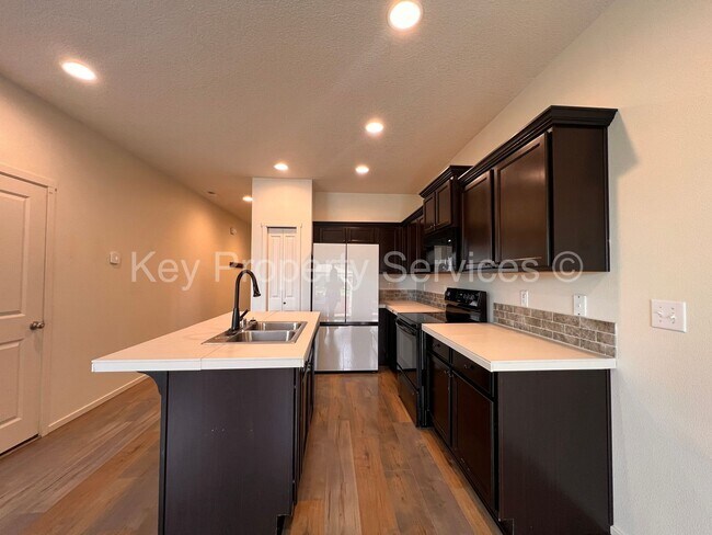 Foto del edificio - Orchards Two-Story with Fenced Yard and Gazebo