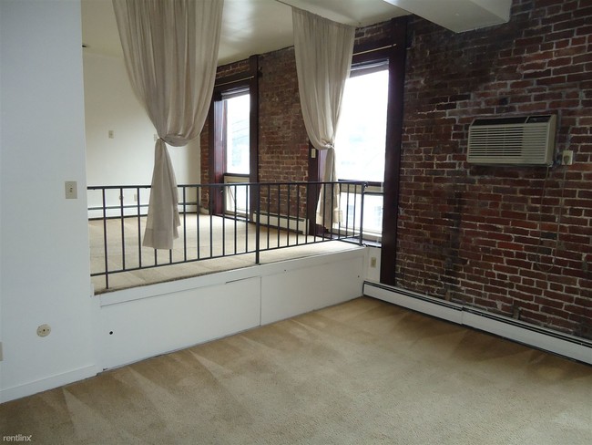 Building Photo - 1 br, 1 bath Apartment - 300 Meyran Avenue 2B