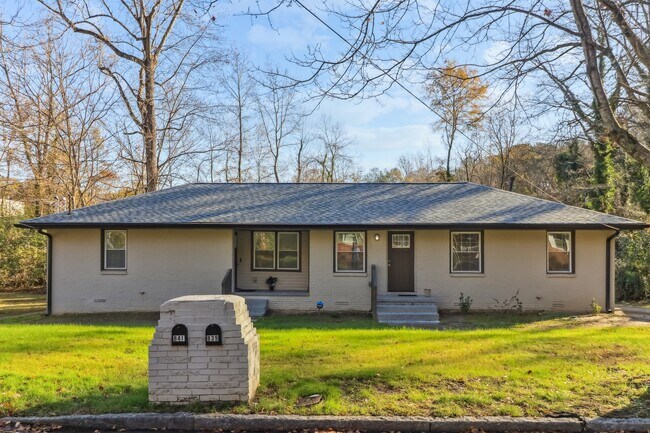 Foto del edificio - 839 Commodore Dr NW