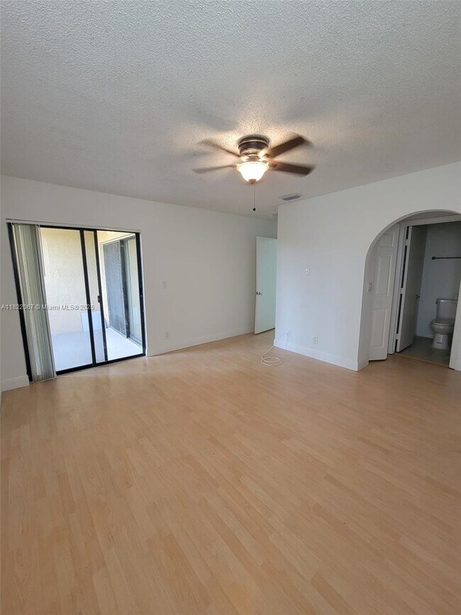 Foto del edificio - 5641 Riverside Dr
