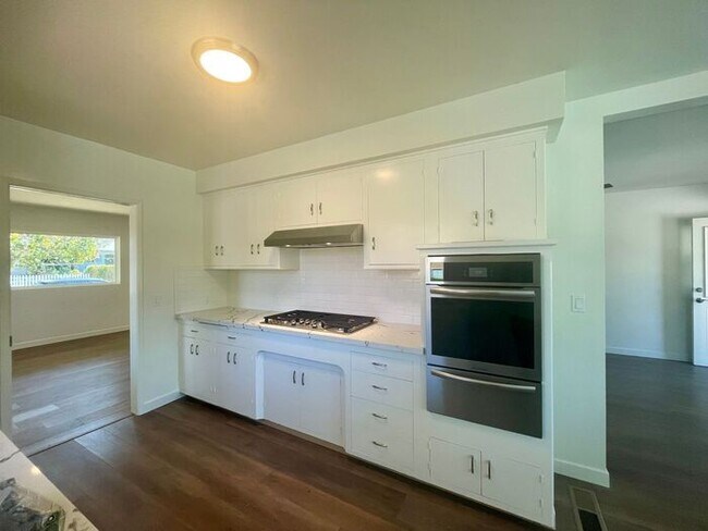 Building Photo - Updated Two Bedroom Home - Available October