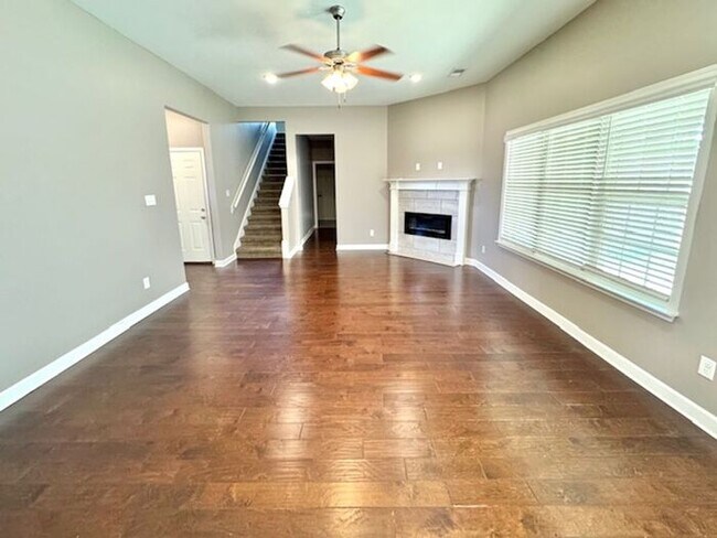 Foto del edificio - Now Leasing A 5 Bedroom 3 Bath Home In Oli...