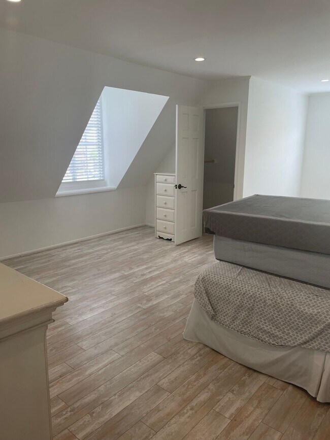 Building Photo - Perfect Location! Utilities Included