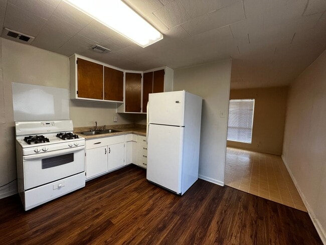 Foto del edificio - 3 Bedroom, 1.5 Bathroom, Brick Home with y...