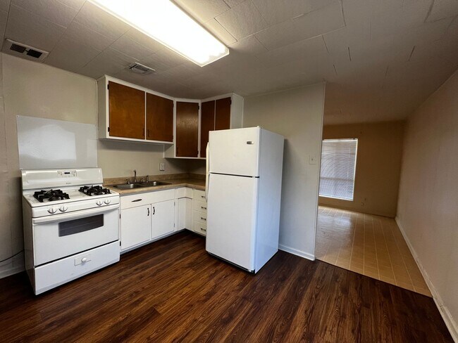 Foto del edificio - 3 Bedroom, 1.5 Bathroom, Brick Home with yard and Storage Building