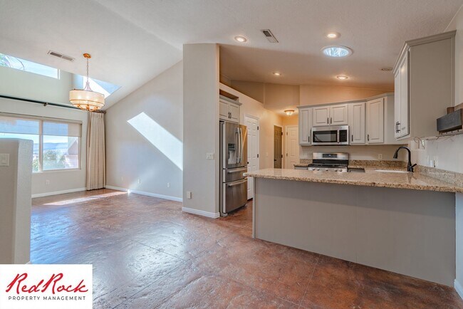 Foto del edificio - Beautiful 5 Bedroom Home with a Large Back...
