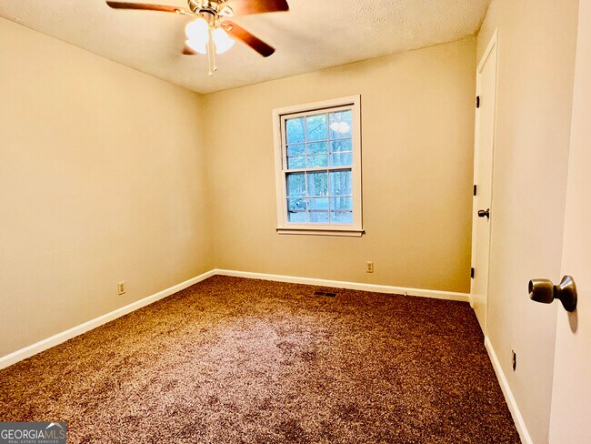 Building Photo - 596 Phillips Dr