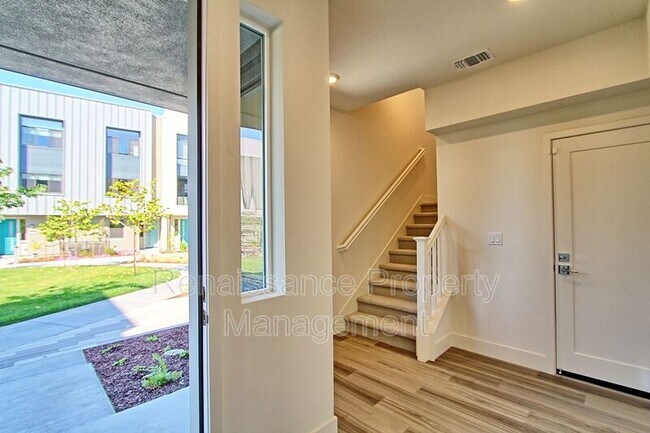 Building Photo - 3871 Vanguard Cmn