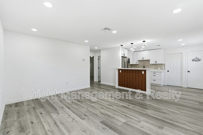 Building Photo - 3029 Corona Dr