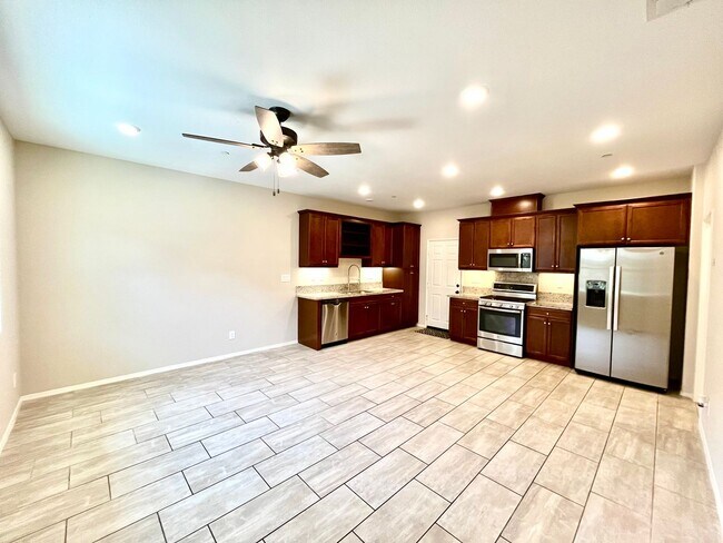 Building Photo - Modern 3B 2.5BA Townhouse in Lake Pointe