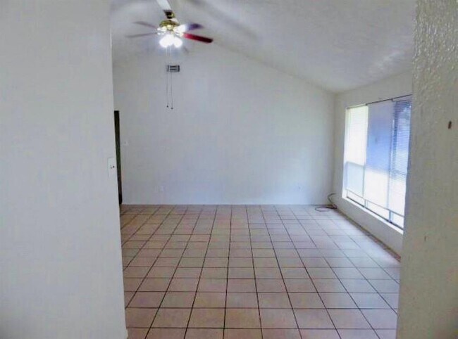 Building Photo - 2027 Highcrest Dr