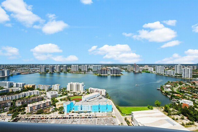 Foto del edificio - 18201 Collins Ave