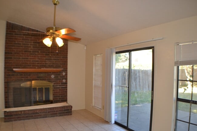 Building Photo - 1515 Bandera Dr