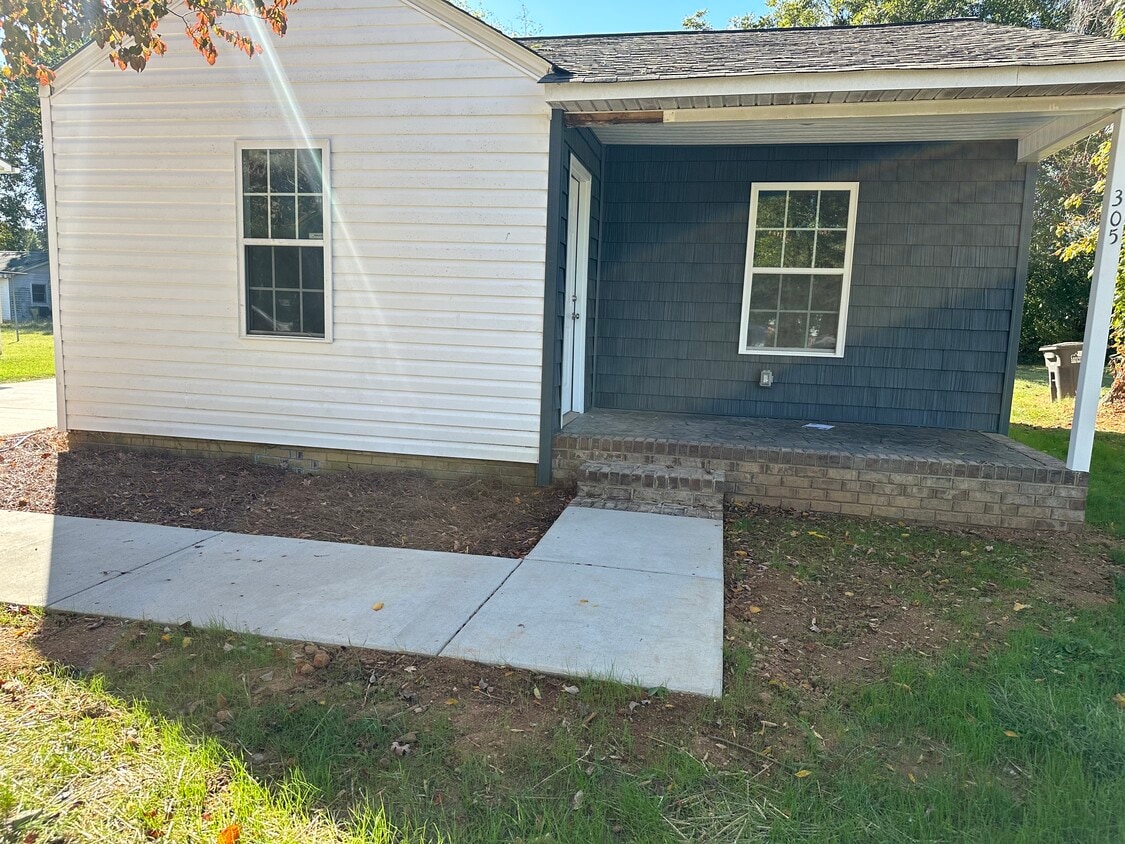 Primary Photo - 305 Leonford St