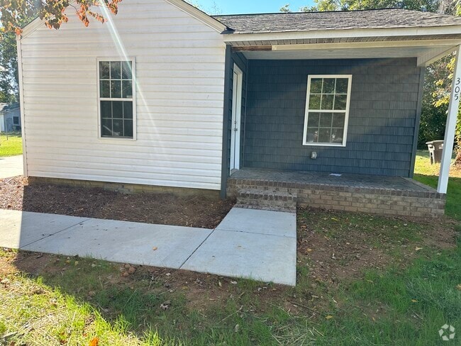 Building Photo - 305 Leonford St