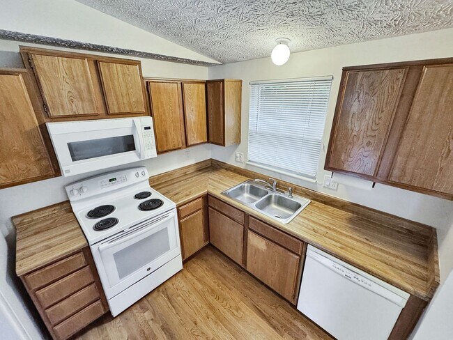 Building Photo - Charming 3BD/2BA Home in Prime Roswell Loc...