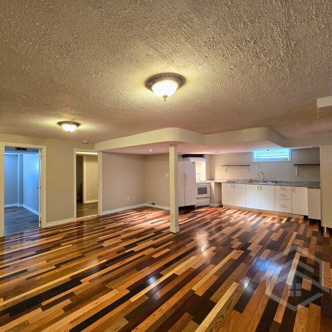 Building Photo - 2 Bedroom Basement Apartment!!