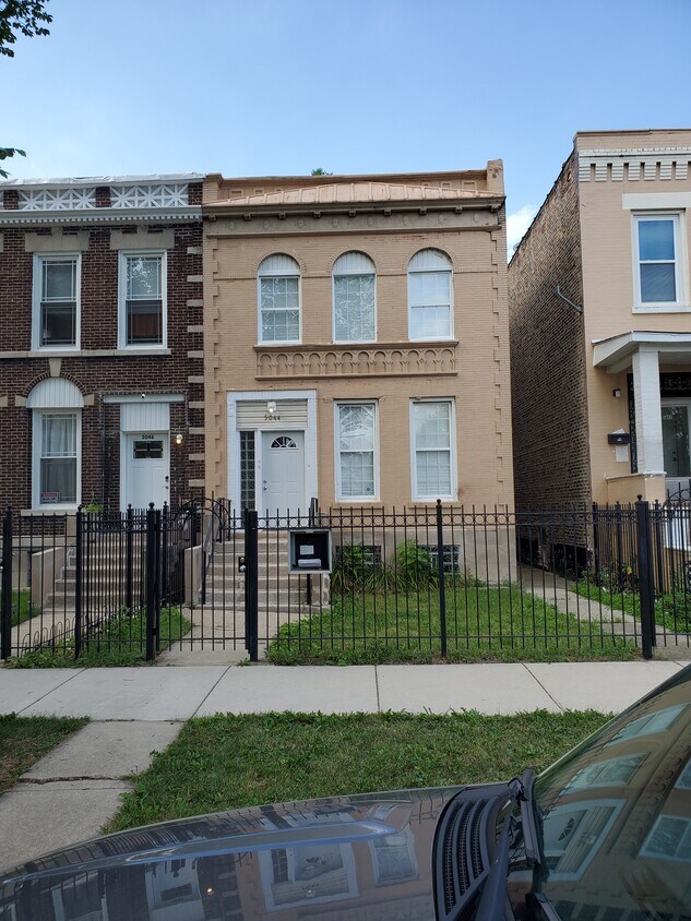 Primary Photo - 5044 W Fulton St
