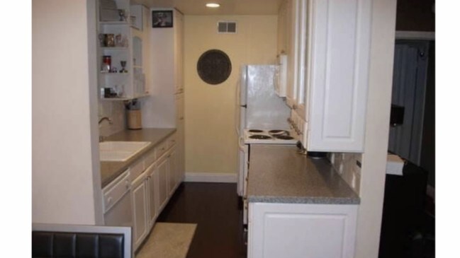 Building Photo - 1115 S Elm Dr