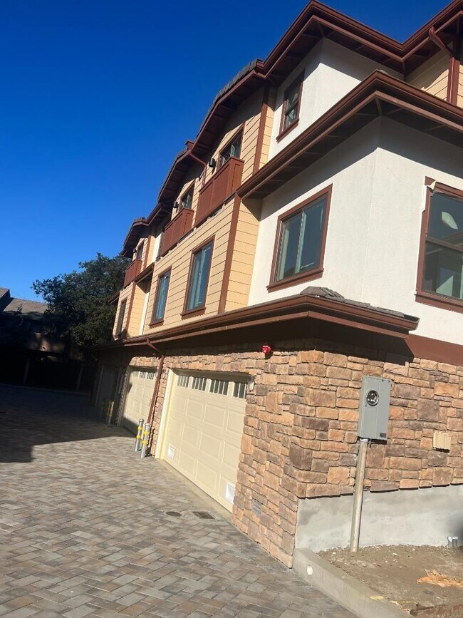 Building Photo - Brand New Townhome in Great Sunnyvale Neig...