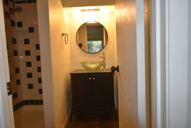 Building Photo - 6718 Eastridge Dr