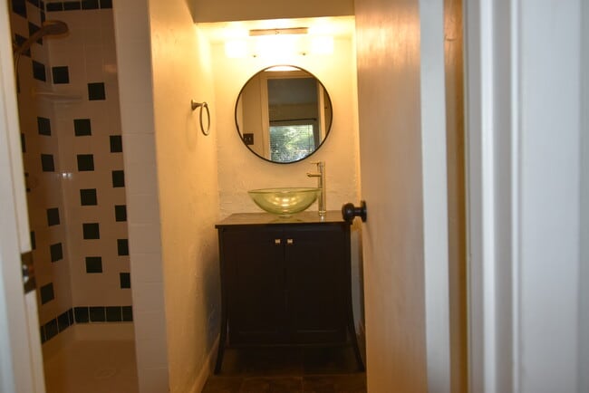 Foto del edificio - 6718 Eastridge Dr