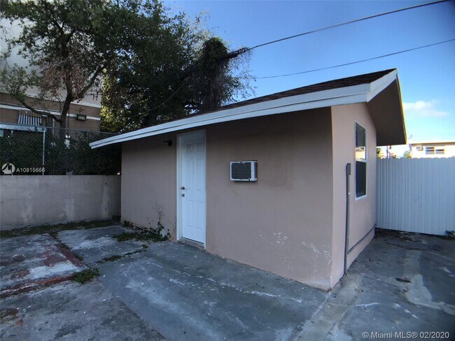 Building Photo - 230 SW 16th Ave