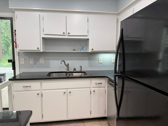 Cocina con encimeras de granito - 226 Hillsboro Pl