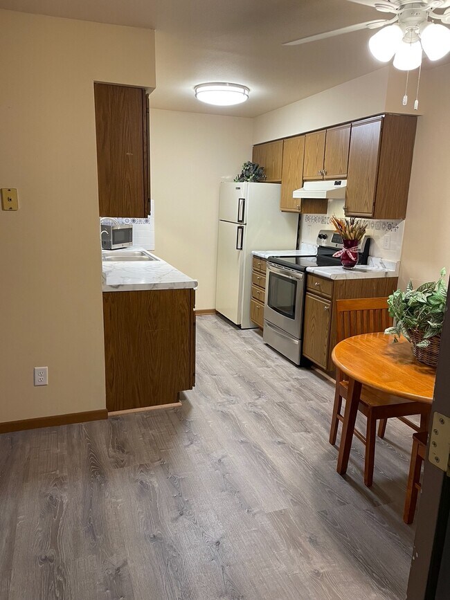 Large Kitchen - S70W14965 Cornell Cir
