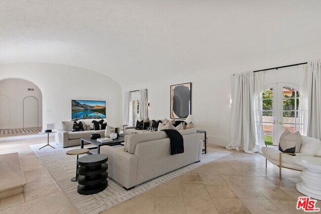 Building Photo - 915 N Benedict Canyon Dr